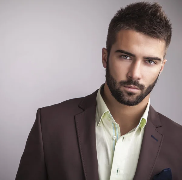 Elegante joven apuesto hombre. Estudio retrato de moda. —  Fotos de Stock