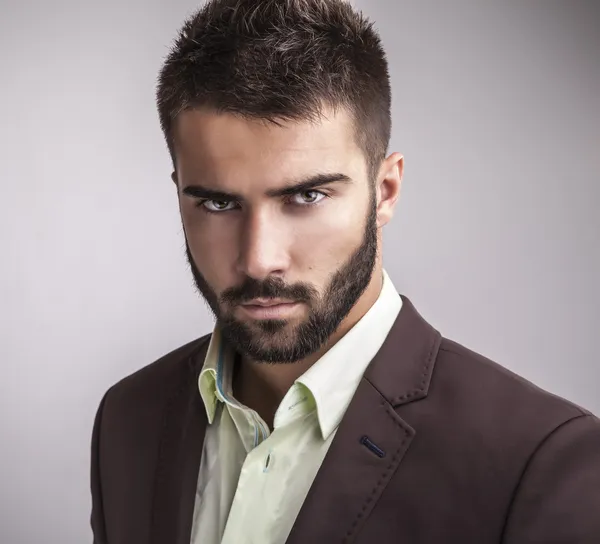 Zarif genç yakışıklı adam. Stüdyo moda portresi.