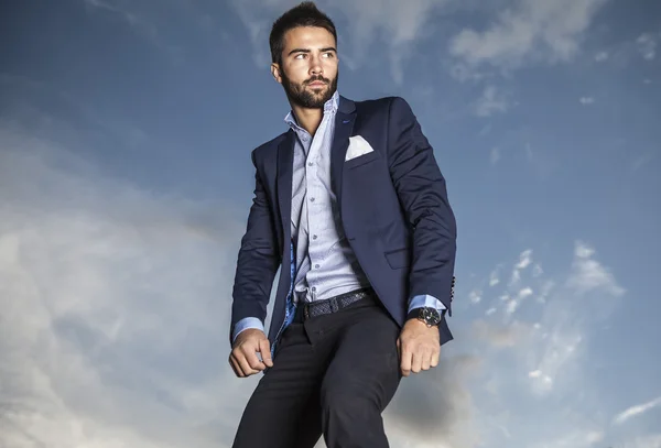 Ritratto di giovane bello uomo alla moda all'aperto . — Foto Stock