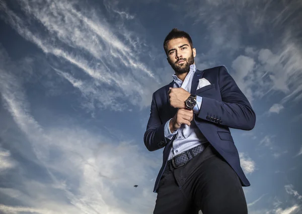 Retrato de joven hermoso hombre de moda al aire libre . — Foto de Stock