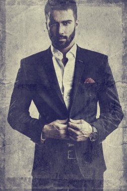 Retro genç çekici bir adam portresi grunge tarzı.