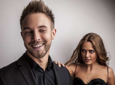 portre Studio içinde siyah moda kıyafetler giymiş poz genç çekici çift.