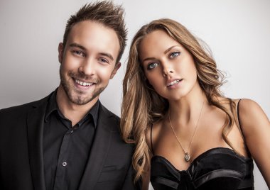 portre Studio içinde siyah moda kıyafetler giymiş poz genç çekici çift.