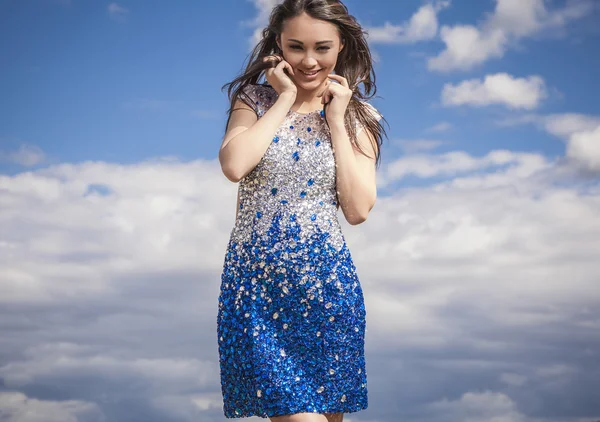 Jovem sensual & mulher de beleza em um vestido elegante posar ao ar livre no fundo do céu . — Fotografia de Stock
