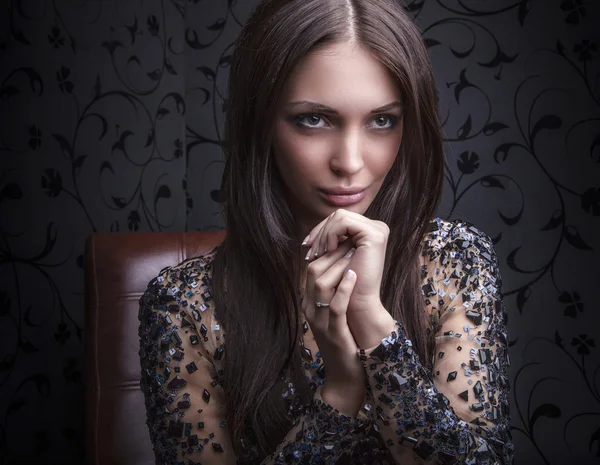 Young sensual & beauty woman posing on luxury leather sofa. — Stock Photo, Image