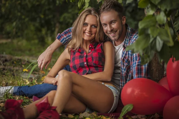 Un jeune couple positif passe du temps à l'extérieur . — Photo