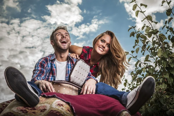 Positivo jovem casal passar tempo ao ar livre . — Fotografia de Stock