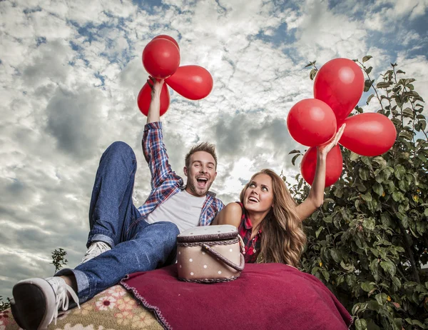 Positivo jovem casal passar tempo ao ar livre . — Fotografia de Stock