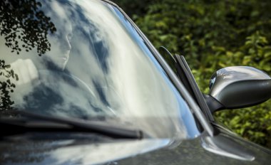 zarif genç yakışıklı bir adam ve Cabrio araba. açık fotoğraf.