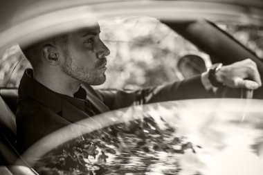 zarif genç yakışıklı bir adam ve Cabrio araba. açık fotoğraf.