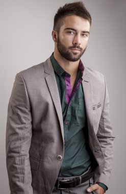 Zarif genç yakışıklı adam. Stüdyo moda portresi.