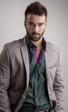 Zarif genç yakışıklı adam. Stüdyo moda portresi.