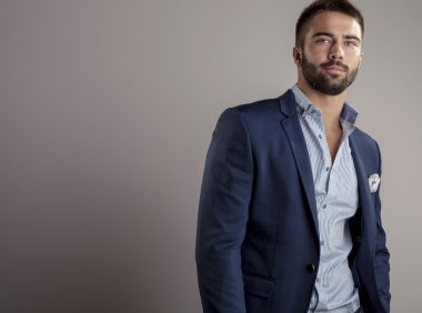 Zarif genç yakışıklı adam. Stüdyo moda portresi.