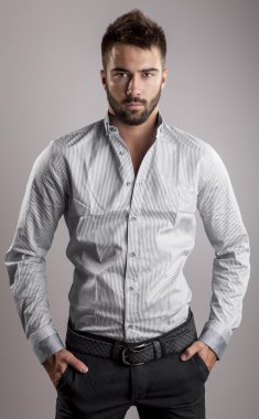 Zarif genç yakışıklı adam. Stüdyo moda portresi.