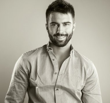 Zarif genç yakışıklı adam. Stüdyo moda portresi.