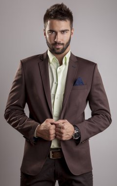 Zarif genç yakışıklı adam. Stüdyo moda portresi.