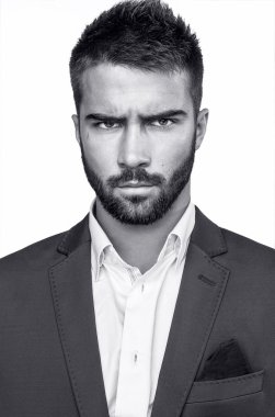 Zarif genç yakışıklı adam. Stüdyo moda portresi.