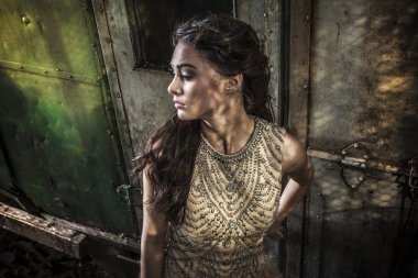 şehvetli & çekici genç kadın lüks elbise açık havada poz içinde dramatize görüntü.