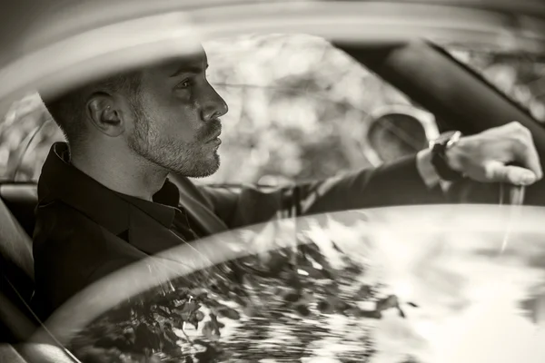 Elegante joven guapo hombre y coche descapotable. Foto al aire libre . — Foto de Stock