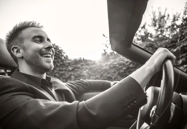 Elegante joven guapo hombre y coche descapotable. Foto al aire libre . — Foto de Stock