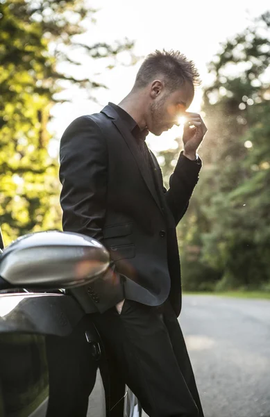 Elegante giovane uomo bello e auto decappottabile. Foto per esterni . — Foto Stock