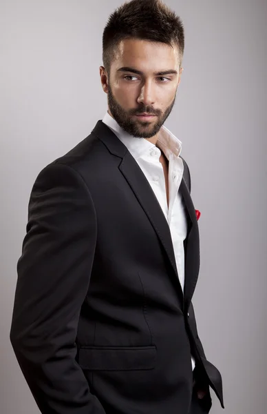 Zarif genç yakışıklı adam. Stüdyo moda portresi.
