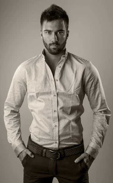 Elégant jeune homme beau. Studio portrait de mode. — Photo