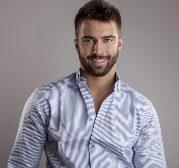 Elegante joven apuesto hombre. Estudio retrato de moda. — Foto de Stock