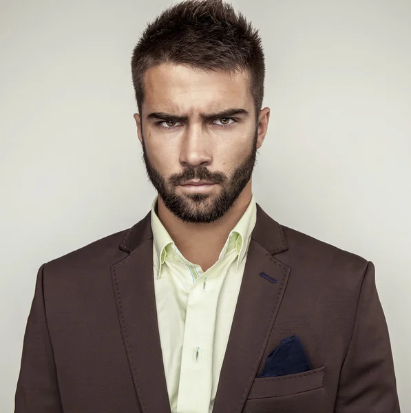 Zarif genç yakışıklı adam. Stüdyo moda portresi.