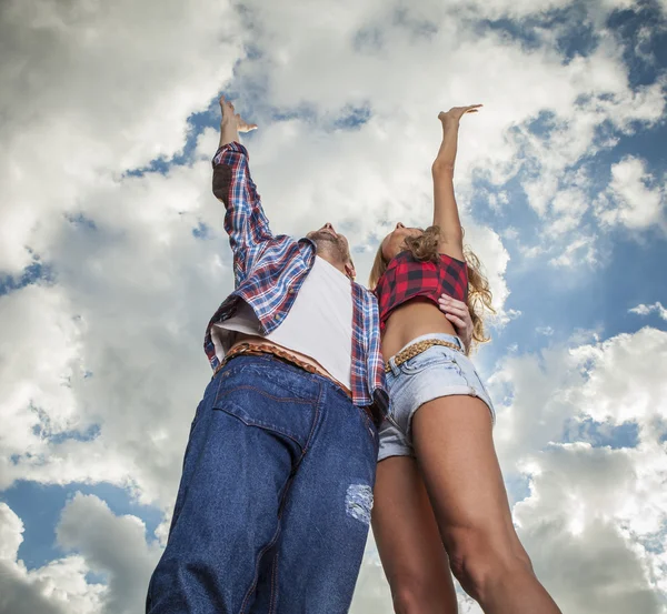 Pozitivní mladý pár utrácet čas venku. — Stock fotografie