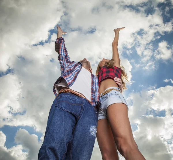 Un jeune couple positif passe du temps à l'extérieur . — Photo