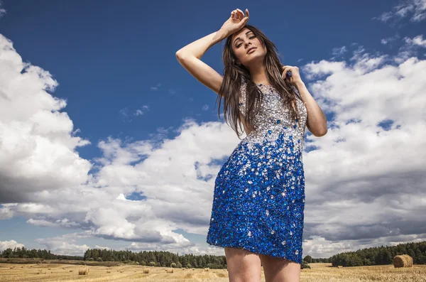 Jeune femme sensuelle & beauté dans une pose de robe blanche-bleue à la mode sur le terrain . — Photo