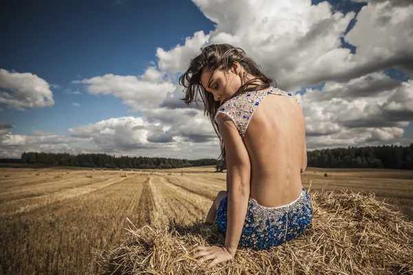 Jovem sensual & mulher de beleza em um vestido branco-azul na moda posar em campo . — Fotografia de Stock