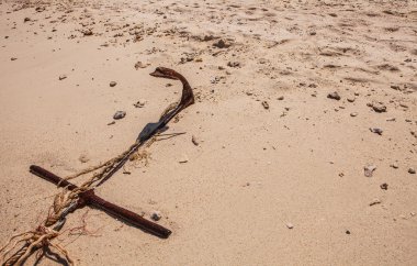 Sahilde tekne bağlama için ip