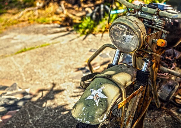 De oude, roestig motorfiets — Stockfoto