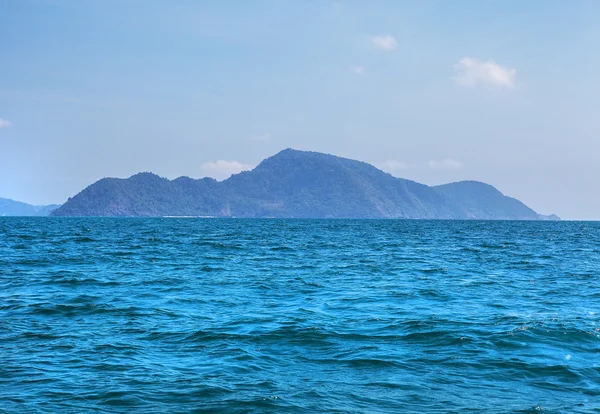 Тропический остров в море — стоковое фото