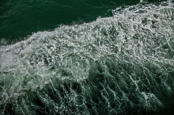 Havet i kölvattnet av båt — Stockfoto