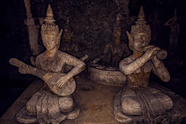 Oude stenen beeldhouwwerk in thailand — Stockfoto