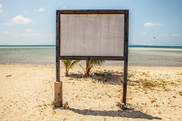 Gammal skylt på stranden — Stockfoto