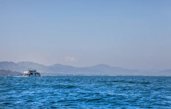 Круизное судно в море — стоковое фото