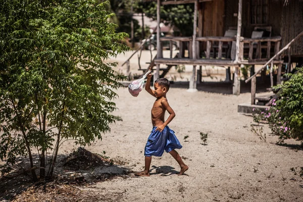 Jongen in thailand dorp — Stockfoto