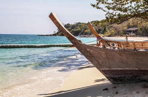 Träbåtar på stranden — Stockfoto