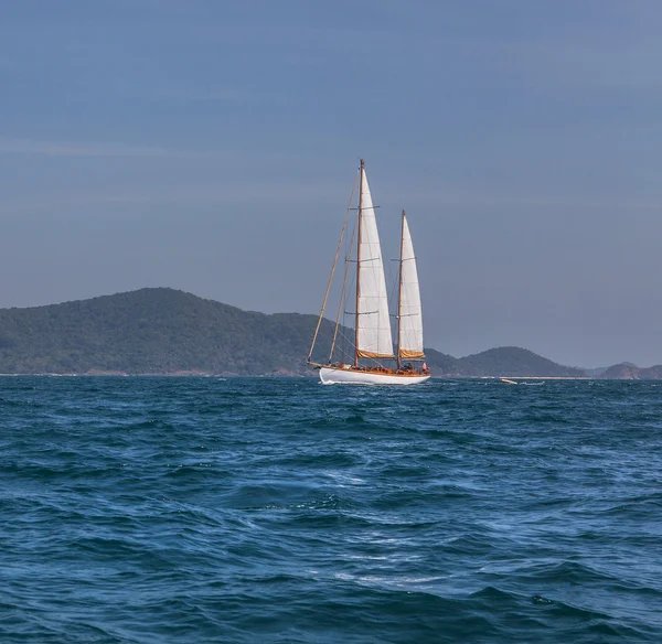 Jacht im Meer — Stockfoto