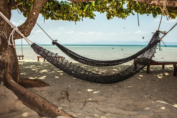 Hängmattor på tropic beach — Stockfoto