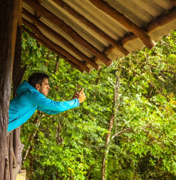 Turistické dělat obrázek v deštném pralese — Stock fotografie