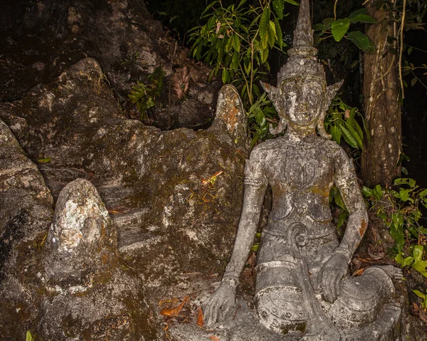 Oude stenen beeldhouwwerk in thailand — Stockfoto