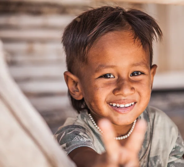 Jongen in thailand dorp — Stockfoto