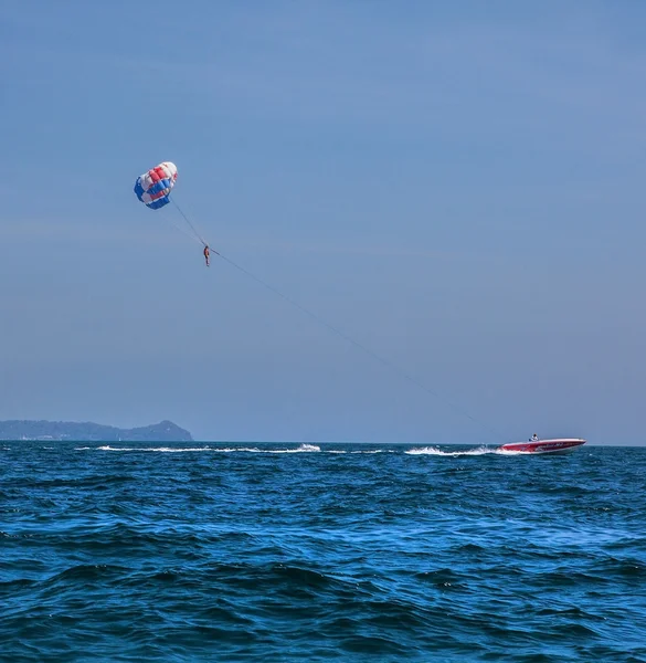 Parasailing und Boot — Stockfoto