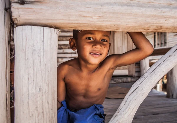 Jongen in thailand dorp — Stockfoto