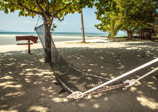 Hängmatta på tropic beach — Stockfoto